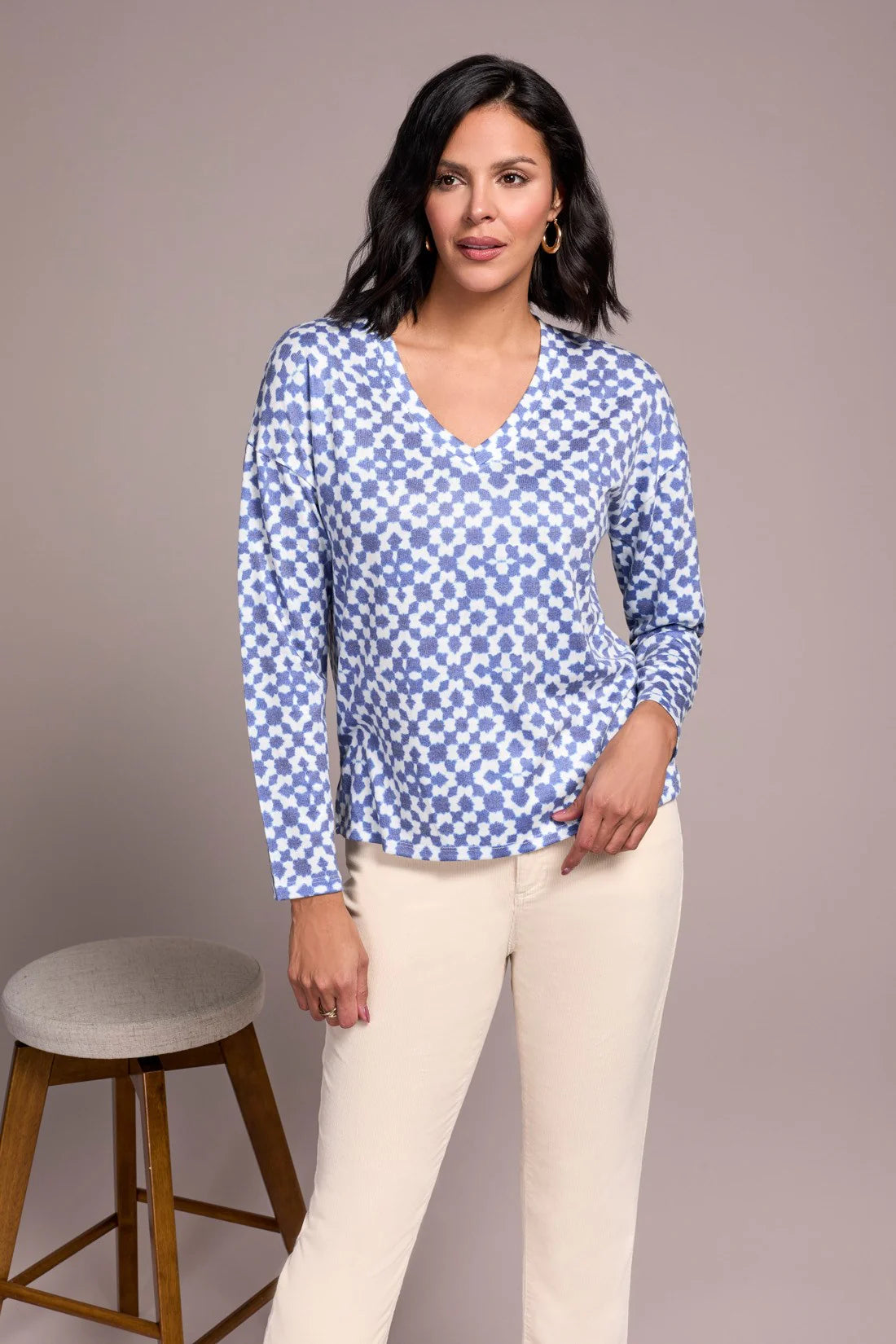 FUZZY SOFT V-NECK COMBO PRINT KNIT TOP
