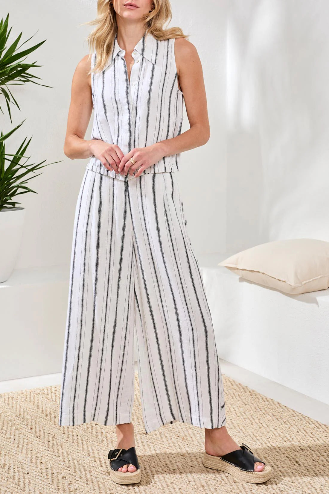 Crop Pull On Flowy Wide Pant w/Pockets White/Black