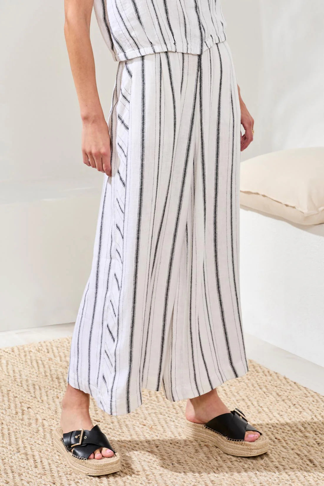Crop Pull On Flowy Wide Pant w/Pockets White/Black