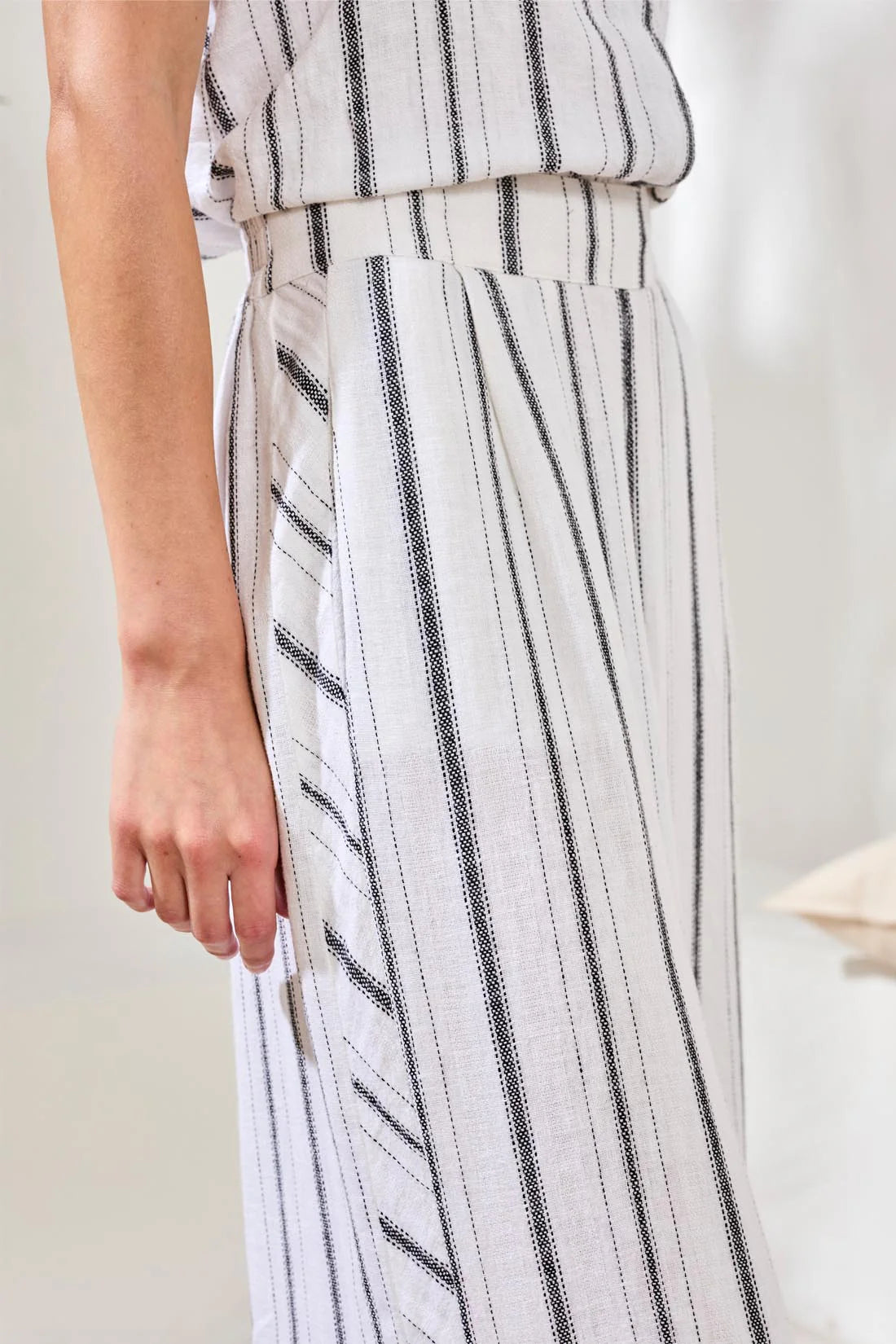 Crop Pull On Flowy Wide Pant w/Pockets White/Black