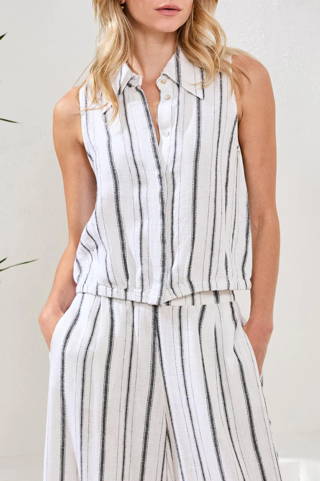 Hidden Placket Shirt w/Elastic Waist White/Black